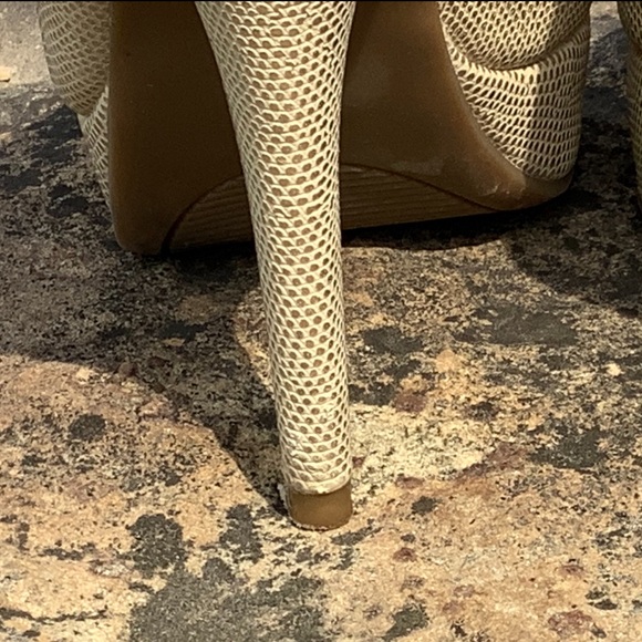 Apt 9 Gold/Cream Colored Platform Stilettos - Size 6 - Picture 8 of 9